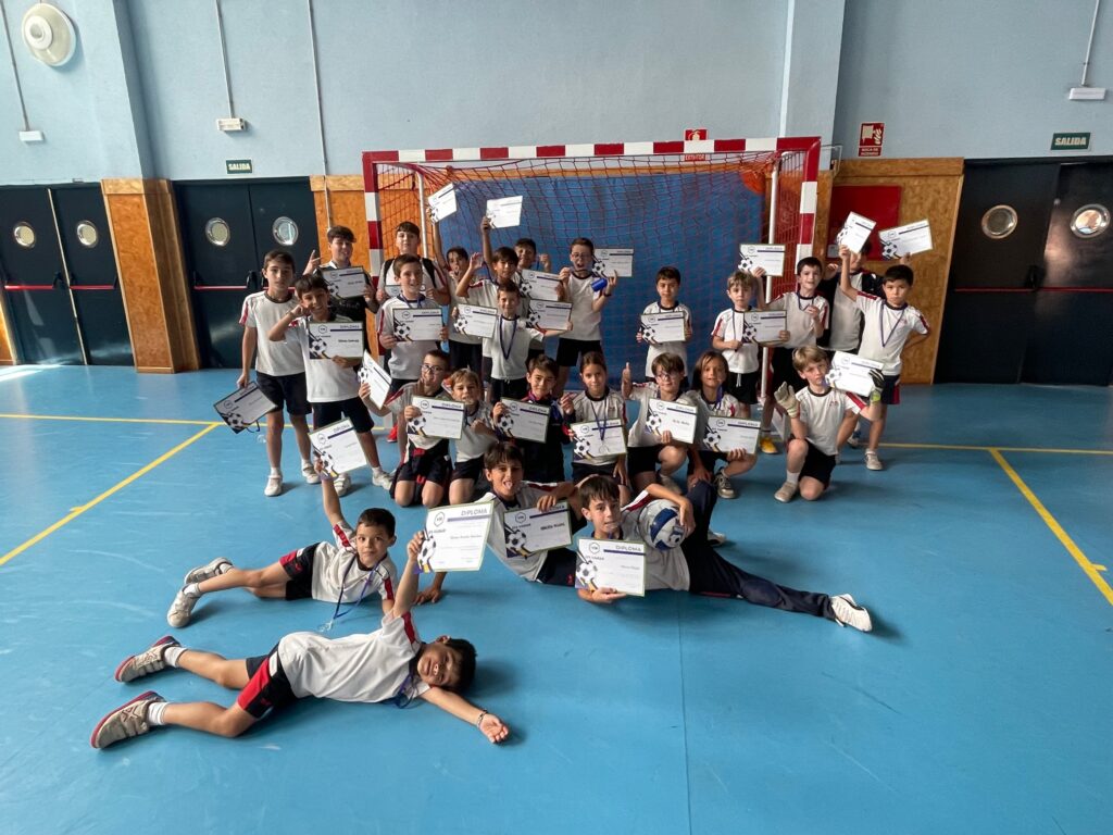 Entrega de Diplomas y Medallas a parte de los inscritos de la Escuela de Fútbol Sala VaMar El Catón en el Colegio El Catón. Curso 2022/2023 