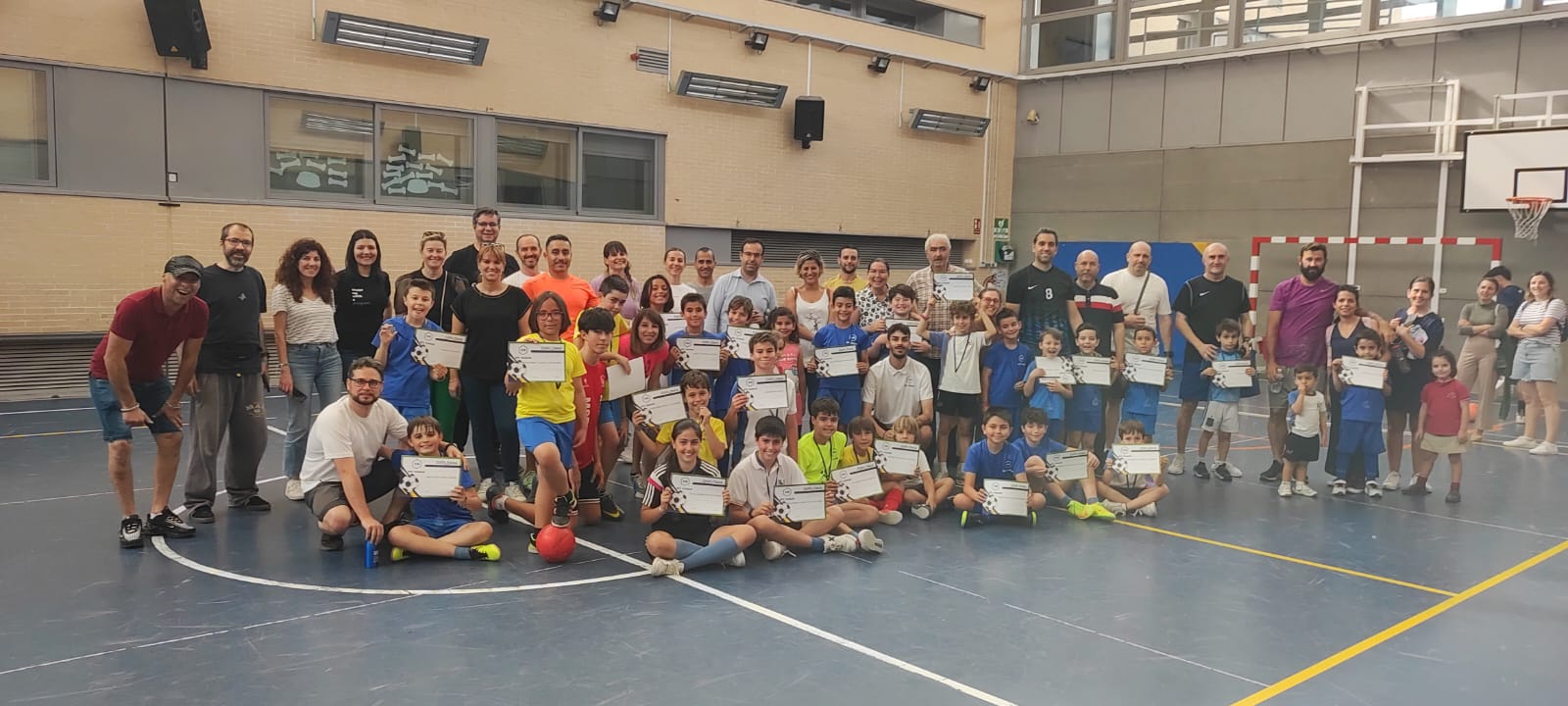 Entrega de Diplomas y Medallas a parte de los inscritos de la Escuela de Fútbol Sala VaMar Nobelis en el Colegio Nobelis. Curso 2022/2023